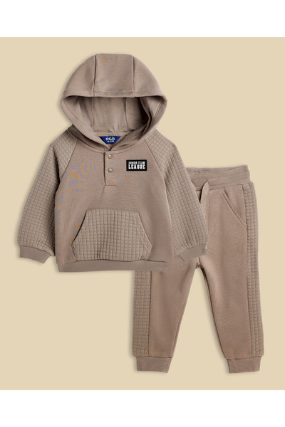 R&B مجموعة ملابس بغطاء رأس وتفاصيل شارة