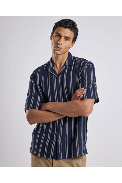 R&B قميص مخطط بياقة ريفير وأكمام قصيرة