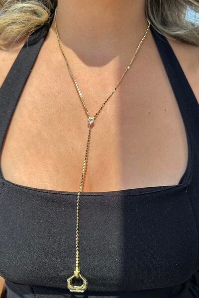 TAKIŞTIR قلادة على شكل حرف Y مزينة بسلسلة مطروقة باللون الذهبي