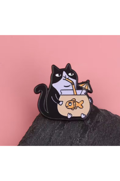 LİLİBETH BİJOU Eğlenceli Kedi ve Balık Rozeti – Emaye Metal, Sevimli Tasarım