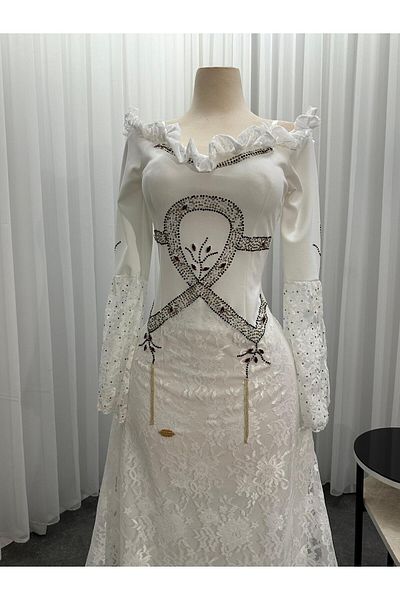 Diva style Distinctive evening dress, crepe stretch, with embroidered lace and stones