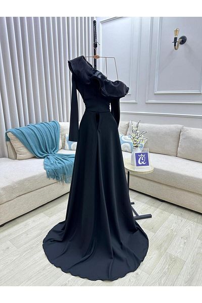 Diva style A distinctive and elegant evening dress made of Barbie fabric