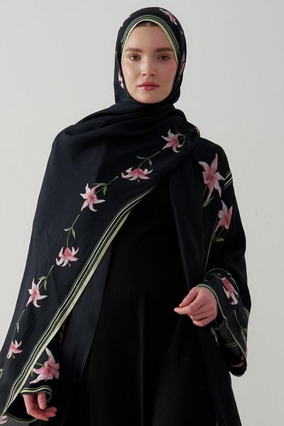 carell Blooming Monogram Flush Shawl Black