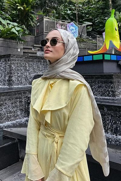 carell Ayşenur Koç's Choice Checker Jacquard Italian Silk Shawl Camel