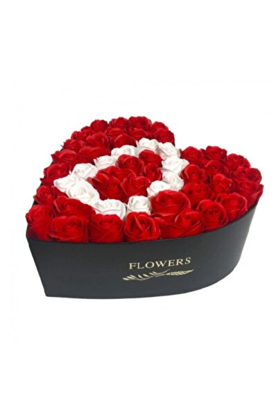 Yara's Aranjament floral personalizat de sezon cu litera D în cutie neagră cu inimă