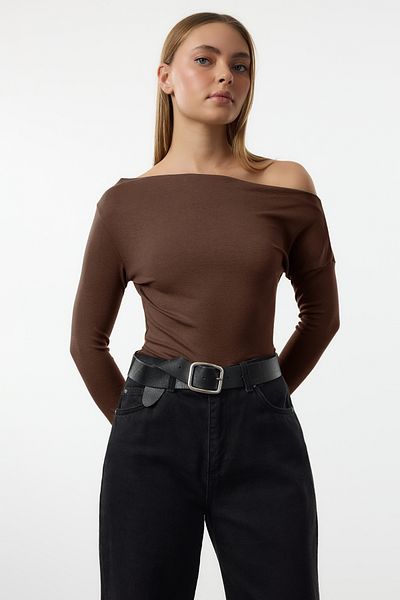 Trendyol Collection Brown Straight Premium Soft Fabric Fitted/Slim Fit Boat Neck Knitted Blouse Twoaw24Bz00227
