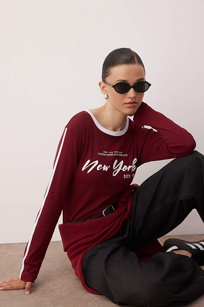 Trendyol Collection Burgundy Slogan Printed Stripe Detail Bodycon Crew Neck Stretchy Knitted T-Shirt Twoaw26Ts00015