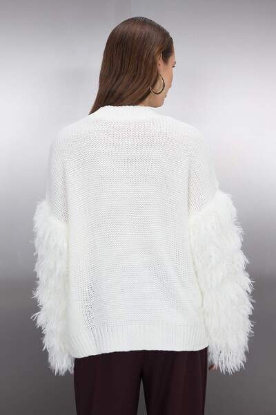 Trendyol Collection Светр з широкими облягаючими рукавами з китицями TWOAW26KZ00049