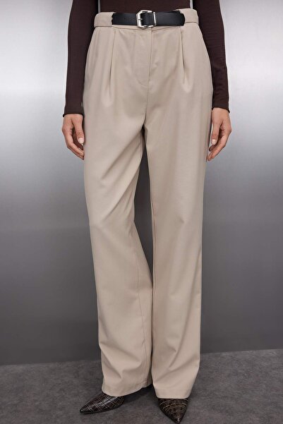 Trendyol Collection Béžové kalhoty s páskem Straigt/rovného střihu TWOAW25PL00046