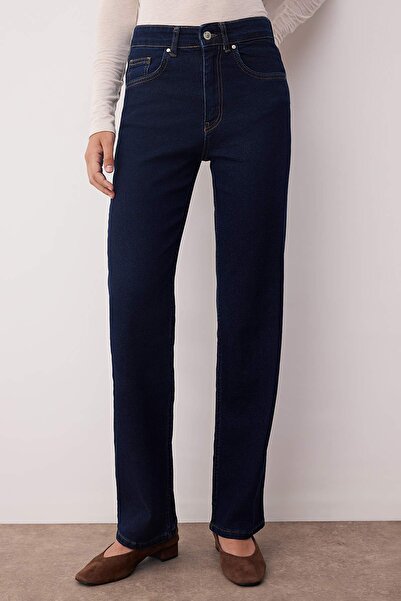 Trendyol Collection Blugi drepti confortabili cu talie normală albastru închis TWOAW26JE00085