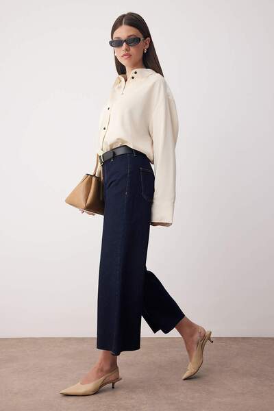 Trendyol Collection Blugi culotte albastru închis cu talie mijlocie și talie detaliată, cu tăieturi la picioare, lungime până la gleznă TWOAW26JE00045