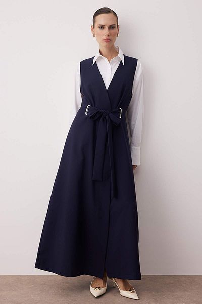 Trendyol Modest Marineblaues, zweireihiges, gewebtes Gilet-Kleid mit Verschluss TCTSS25EB00104