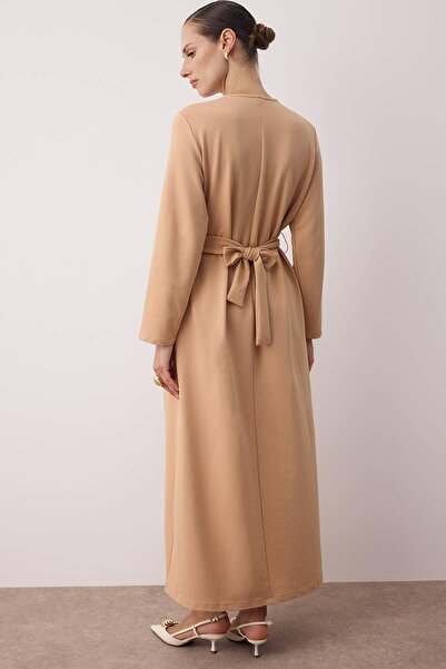 Trendyol Modest Pletené šaty Camel bez podšívky s měkkými klíči Interlock TCTAW26EB00025