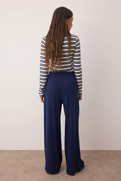 Trendyol Collection Marineblaue, weit geschnittene, elastische Strick-Jogginghose mit Baplama-Details TWOAW26EA00005