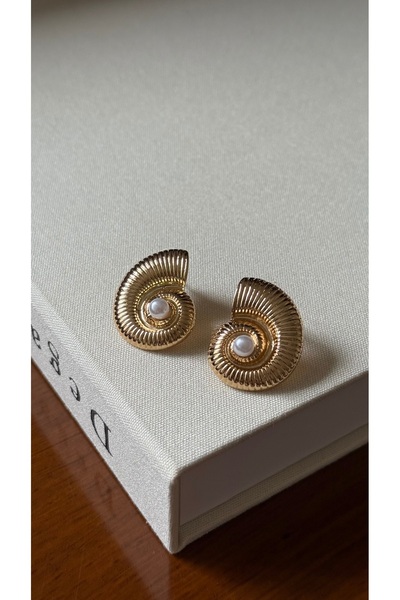 Muse Sister Pearl Detailed Sea Shell Snail Earrings