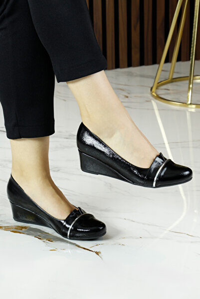 Erkan Saçmacı Colel crne lakirane kožne cipele sa metalnim detaljima Okrugli ...