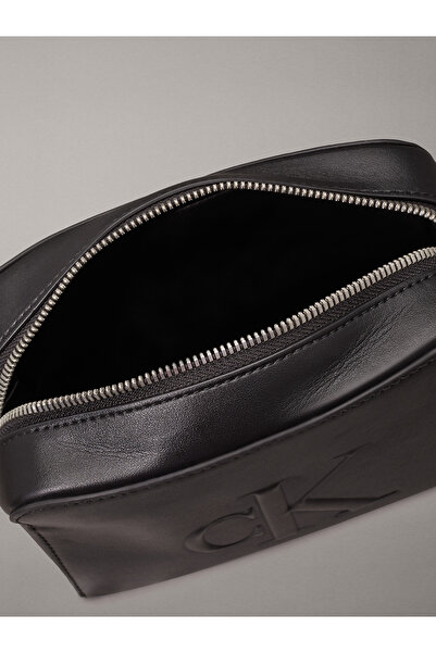 Calvin Klein Tvarovaná taška na fotoaparát Crossbody Bag