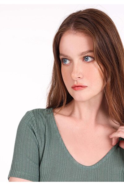 Colin's Slim Fit Γυναικείο κοντομάνικο μπλουζάκι με λαιμόκοψη σε πράσινο χρώμα