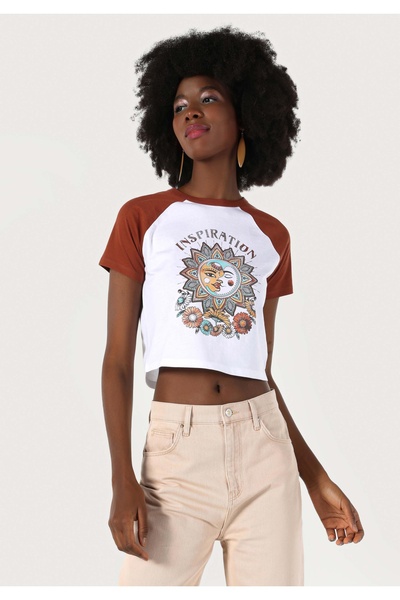 Colin's Dar Kesim Bisiklet Yaka Baskılı Crop Beyaz Kadın Kısa Kol Tişört