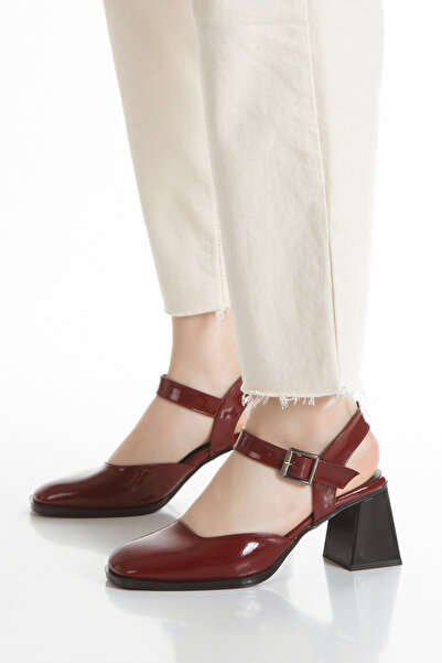 UYEGE حذاء نسائي من الجلد اللامع بكعب كبير ومشبك كبير من سلسلة Brasov