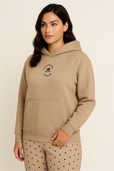 New Balance UNH3347 سويت شيرت بقلنسوة للنساء باللون البيج للجنسين