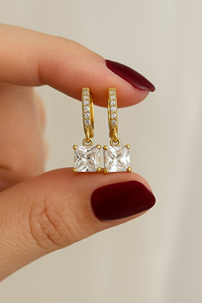 Gunessa Sallantılı Küpe Beyaz Taşlı Altın Kaplama – Zarif ve Işıltılı Tasarım 2 cm