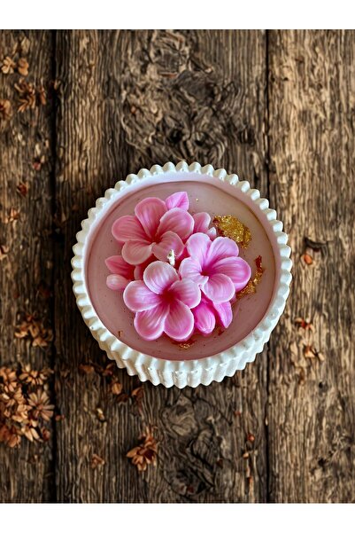 MUMICA El Yapımı Çiçekli Soya Mum – Pembe Frangipani & Altın Yapraklı Dekorat...