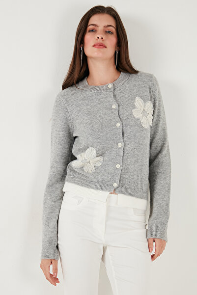 Lela Cardigan din tricot cu nasturi, cu decolteu crew, cu detaliu de flori din tul premium, cu o formă normală, CARDIGAN 680HI002421