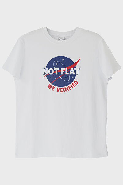 NUUGG تي شيرت أبيض يجمع بين العلم والهزل "Not Flat - We Verified"