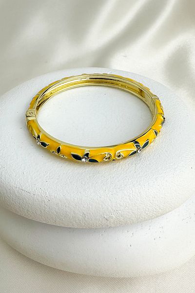 Modex Special Series Enameled Stone Detail Flower Handcuff Bracelet (Diameter: 6cm)