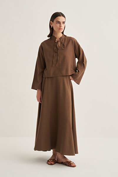 EBU Prive Γυναικεία κοντή μπλούζα από οργανικό βαμβάκι με λαιμόκοψη σε σχήμα V καφέ