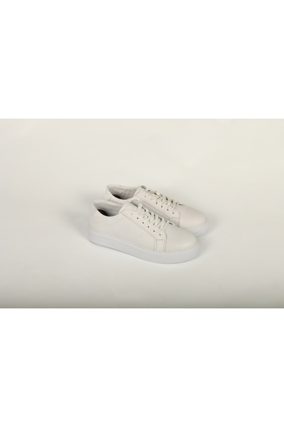 Butik Minimalist Tasarımlı Beyaz Deri Erkek Sneakers – Günlük ve Şık Kullanım
