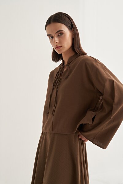 EBU Prive Γυναικεία κοντή μπλούζα από οργανικό βαμβάκι με λαιμόκοψη σε σχήμα V καφέ