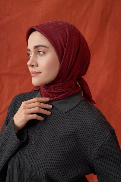 ARMANDA Italian Jacquard Geometric Pattern Scarf - Bordo