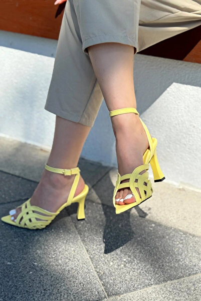 emela kids shoes Ronel Mat Deri Sarı Bant Detaylı Topuklu Ayakkabı