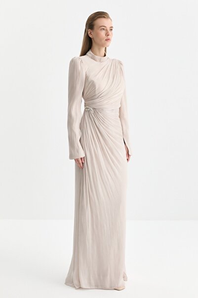 Nihan Taş Aksesuarlı Drapeli Abiye Bej