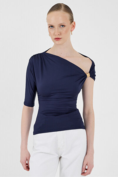 Rays بلوزة Laci بأكمام نصفية وتفاصيل إكسسوارات الكتف 2490