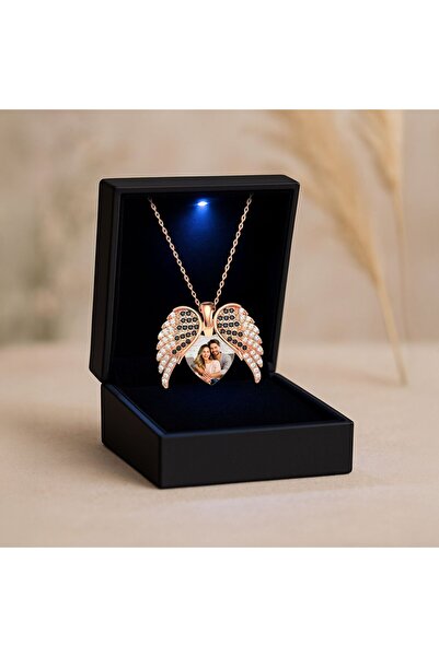 İNDİGO TAKI Işıklı Kutuda Aşkın Kanatları Fotoğraflı Gümüş Kolye