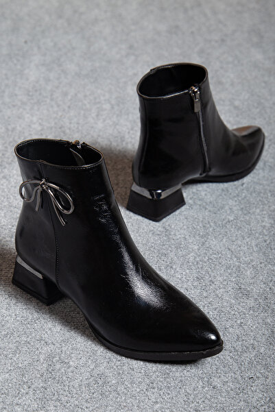 AYENDE MODA KADIN SİYAH BİLEK BOY FERMUARLI TOKALI METAL DETAYLI SİVRİ BURUN KALIN TOPUK BOT