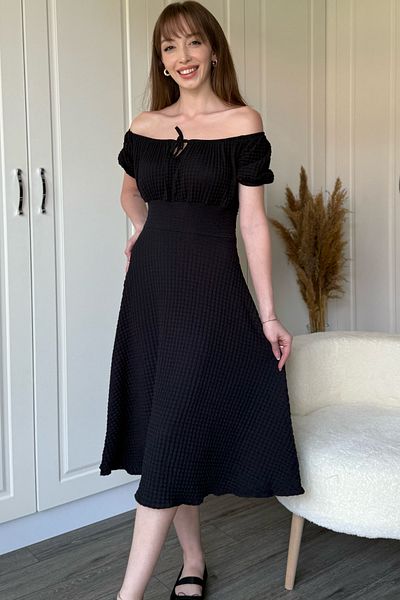 Dilay Gökoğlu Butik Off-The-Shoulder Seersucker Midi Black Dress
