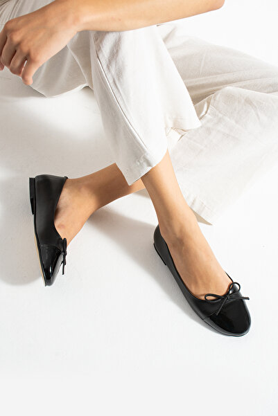 Güllü Shoes حذاء باليه نسائي من الجلد الأسود اللامع مع تفاصيل فيونكة عند الأصابع – جلد نباتي، نعل غير قابل للانزلاق، مناسب للاستخدام اليومي والمكتب