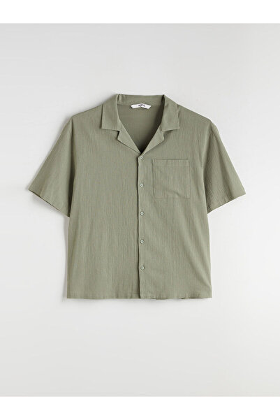 LC Waikiki قميص رجالي كاكي ذو قصة عادية وياقة منتجع وأكمام قصيرة