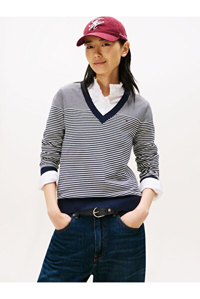 Tommy Hilfiger بلوفر نسائي من Tommy Hilfiger Bretton Stripe Dark Night Navy بفتحة رقبة على شكل حرف V من قماش جيرسي ناعم من Gg