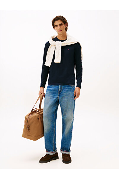 Tommy Hilfiger تي شيرت تومي هيلفيغر ديزرت سكاي للرجال بأكمام طويلة وياقة دائرية وشعار بقصّة عادية