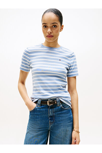 Tommy Hilfiger تي شيرت تومي هيلفيغر نسائي قصير الأكمام برقبة دائرية من طراز نيو سليم كودي، أزرق فاتح/بيج