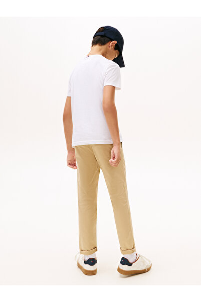 Tommy Hilfiger تي شيرت تومي هيلفيغر للأولاد باللون الأبيض بأكمام قصيرة ورقبة دائرية من القطن الأساسي بقصّة عادية