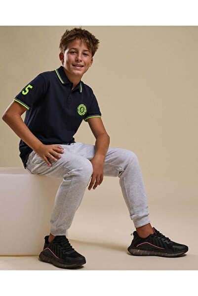 R&B تي شيرت بولو بتفاصيل مطبوعة وأكمام قصيرة