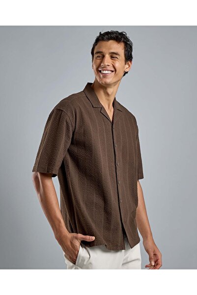 R&B قميص مخطط بياقة ريفير وأكمام قصيرة