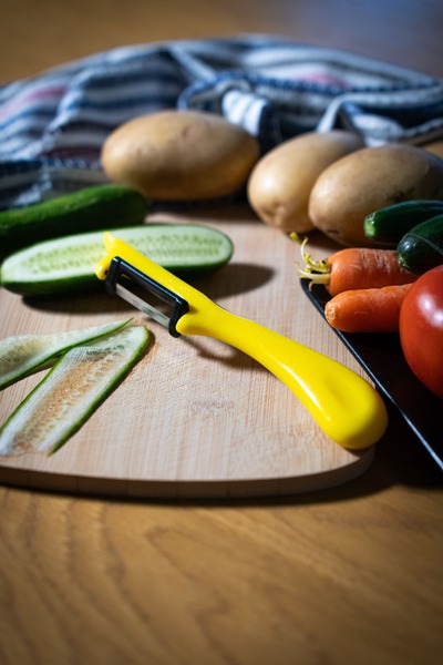 Solingen مقشر عمودي أصفر فضي - فولاذ ألماني مقاوم للصدأ، مقبض مريح، فم قاطع ث...