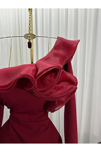 Diva style A distinctive and elegant evening dress made of Barbie fabric